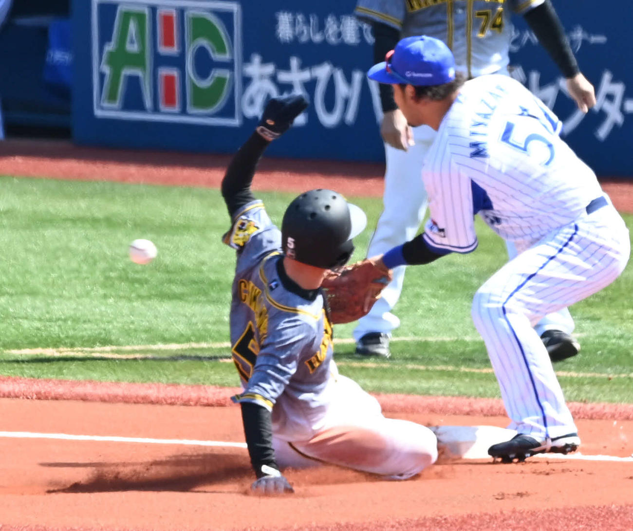 DeNA対阪神　1回表阪神無死一、二塁、マルテが三振した間に三塁盗塁を決める近本（左）（撮影・山崎安昭）