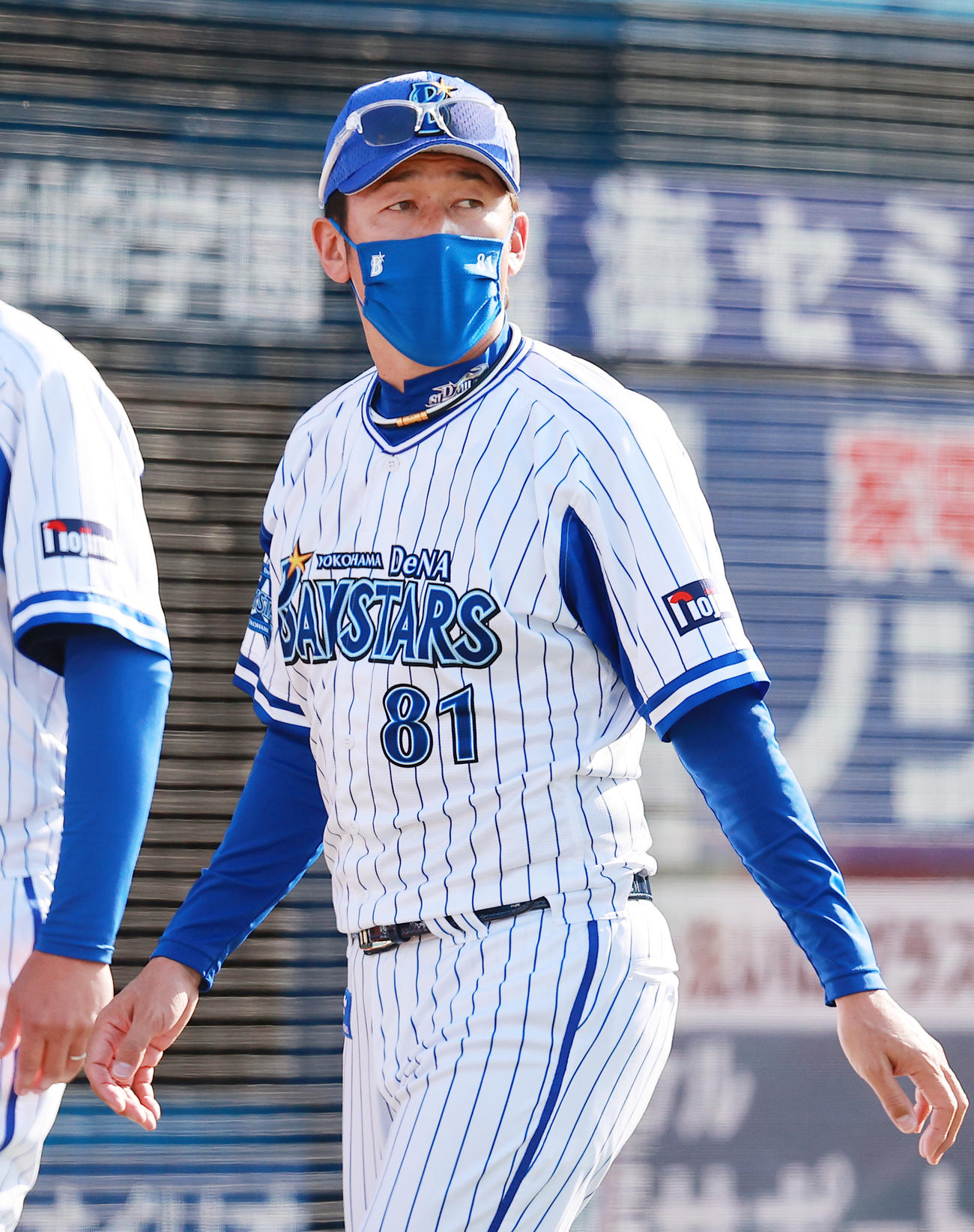 DeNA対阪神　選手交代を告げベンチに戻るDeNA三浦監督（撮影・野上伸悟）