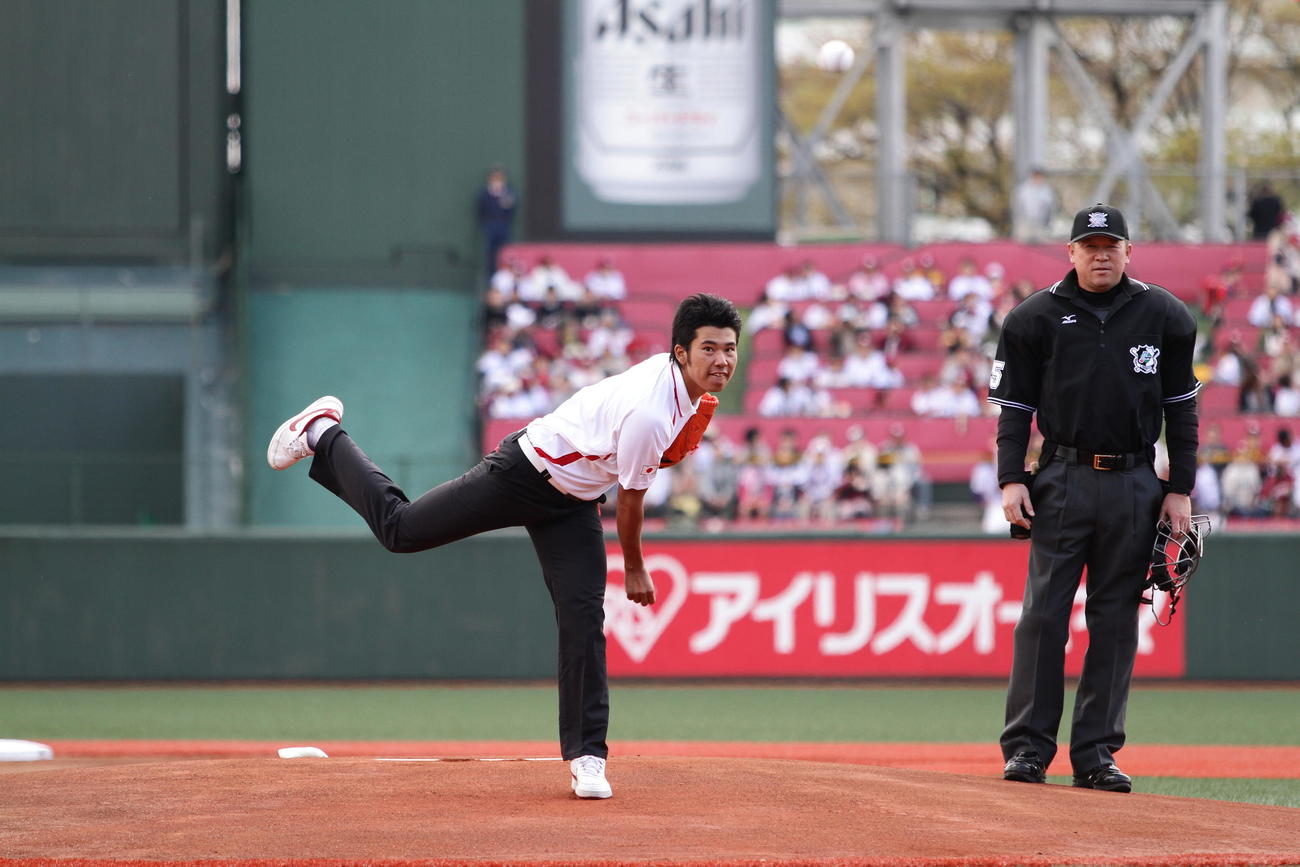 2011年4月29日　楽天－オリックス戦で始球式を務めた松山英樹