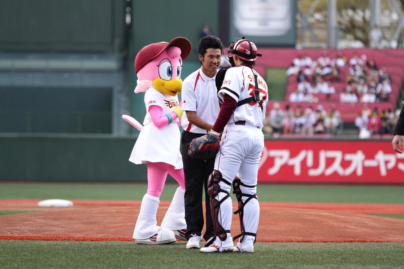 2011年4月29日　楽天－オリックス戦で始球式を務めた松山（左）は嶋からボールを受け取る