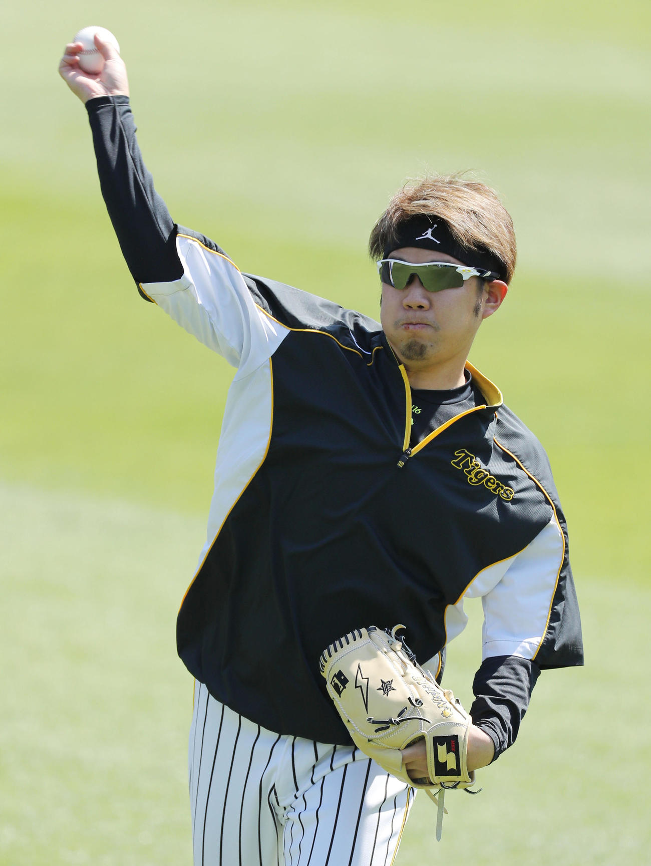 キャッチボールを行う阪神西勇（撮影・前田充）