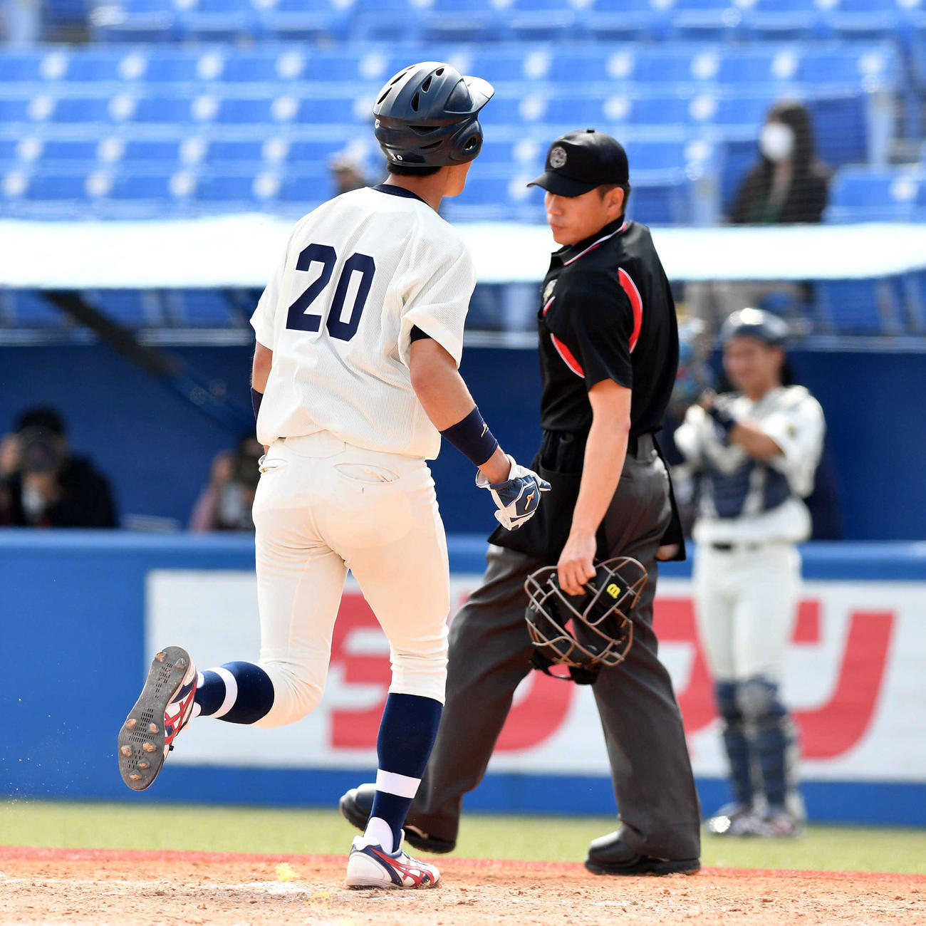 立正大対東洋大　2回裏東洋大2死二塁、宮本の二塁打から生還した小口はホームベースを踏まずアウトになる（撮影・滝沢徹郎）