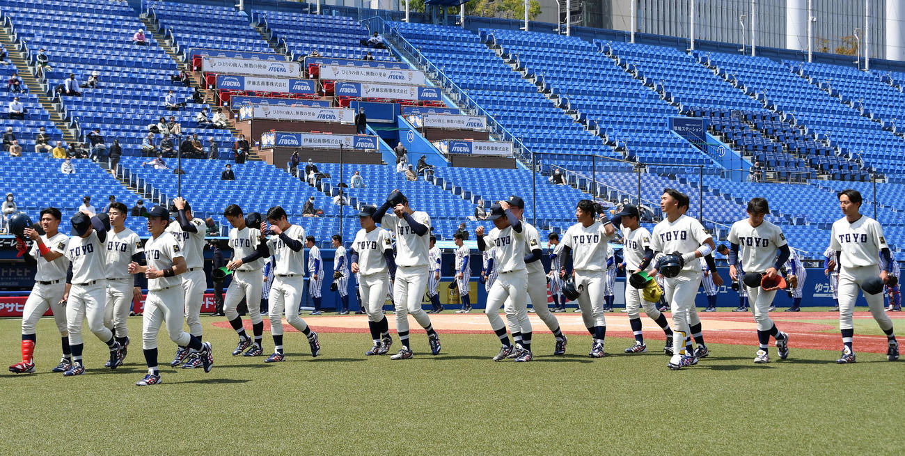 立正大対東洋大　試合に敗れ肩を落とす東洋大ナイン（撮影・滝沢徹郎）