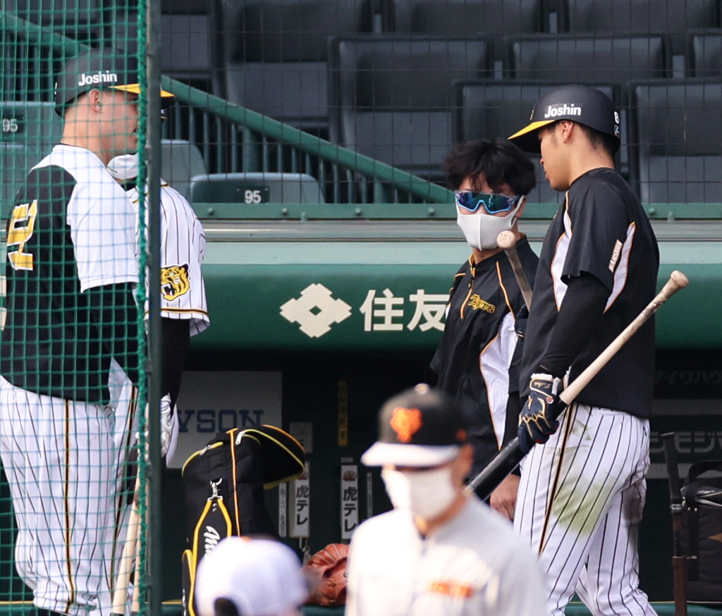 8日、巨人戦前の打撃練習でサンズ（左）と話し合う佐藤輝