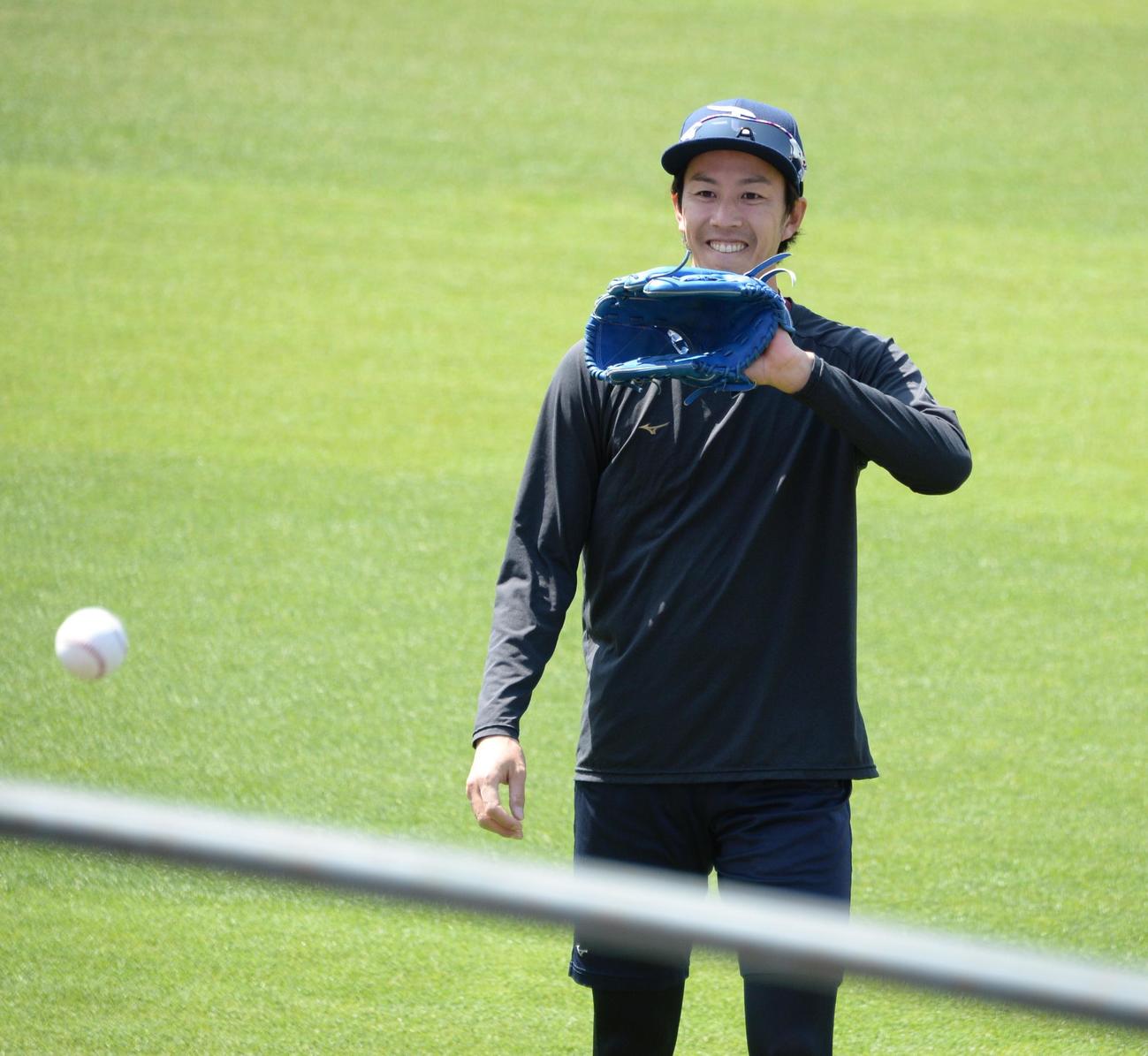 投手練習でリラックスした表情を見せる楽天岸（撮影・鈴木正章）