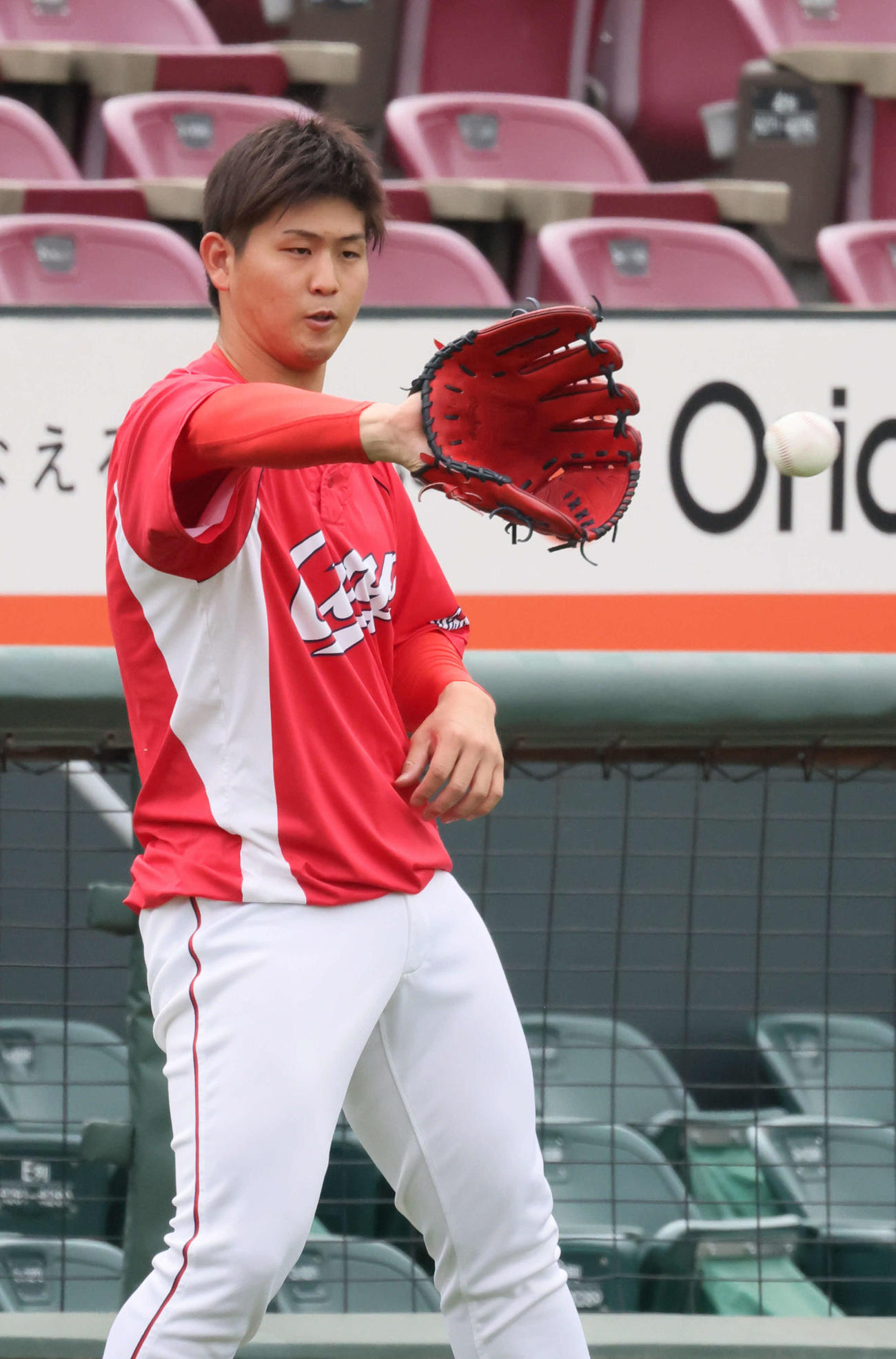 広島投手指名練習　キャッチボールをする高橋昂（撮影・加藤孝規）