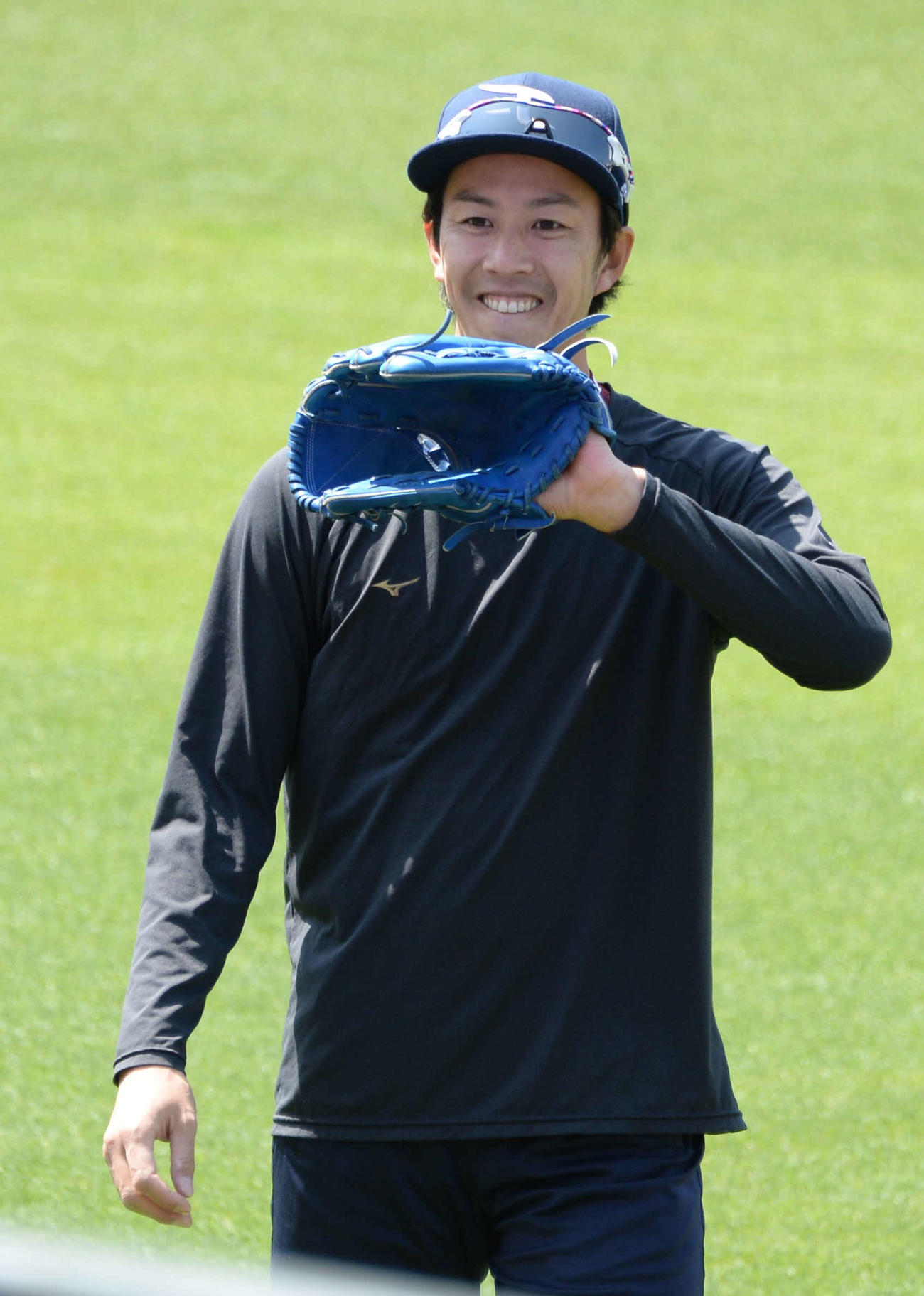 投手練習でリラックスした表情を見せる楽天岸（撮影・鈴木正章）
