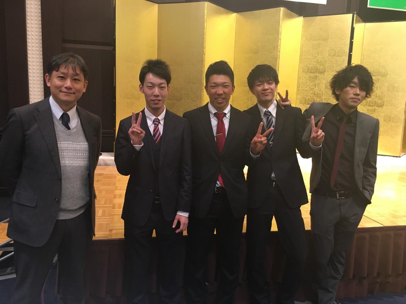 阪神石井大（左から3番目）が学んだ研究室のメンバー。左が寺本准教授（石井大の友人提供）