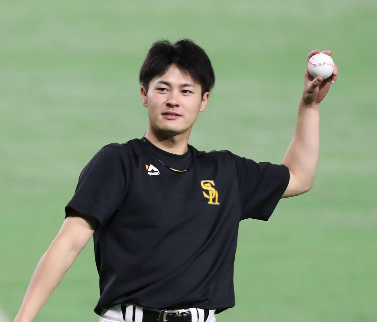 キャッチボールをする笠谷俊介（撮影・屋方直哉）