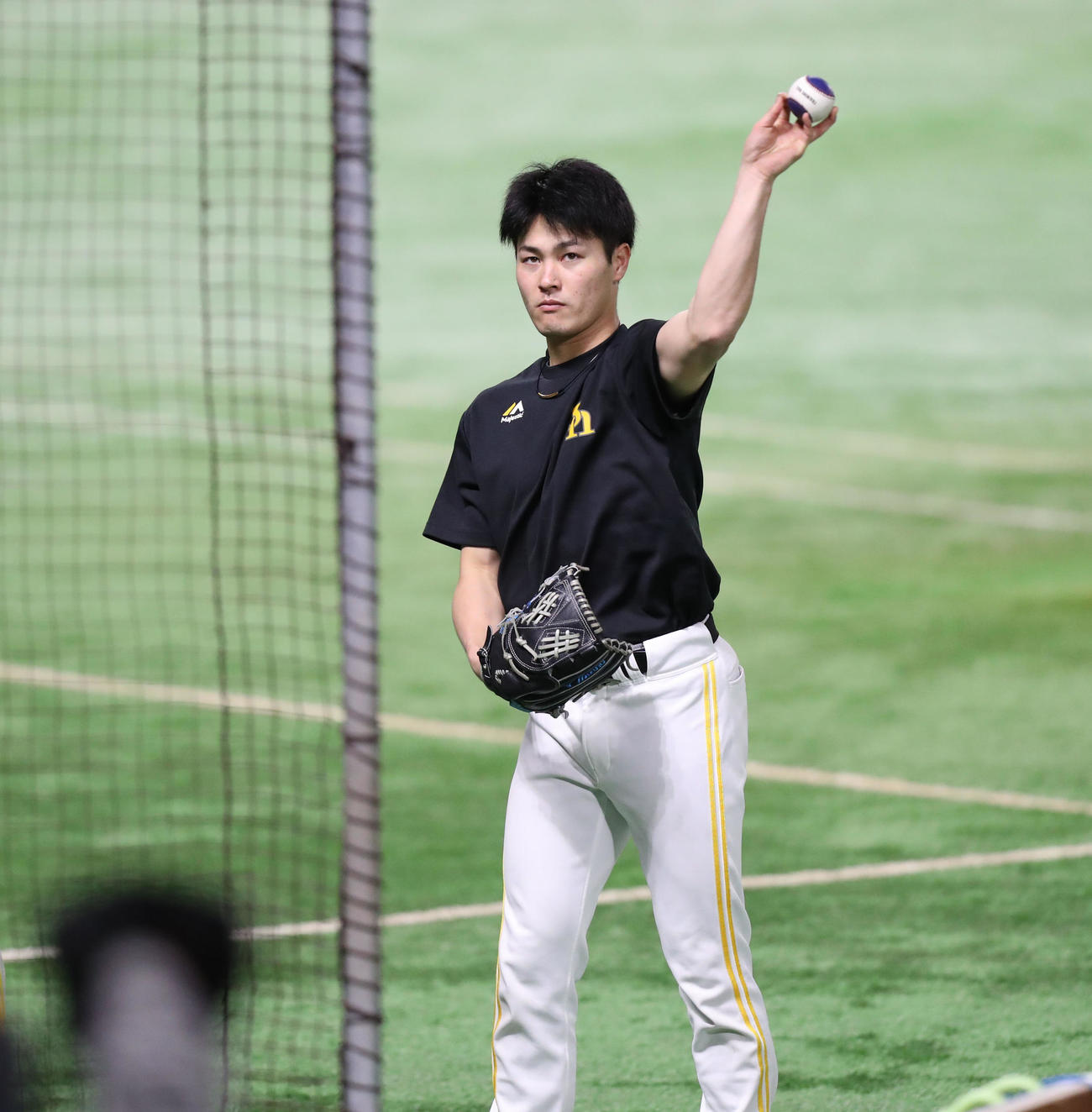 投球確認をする笠谷俊介（撮影・屋方直哉）