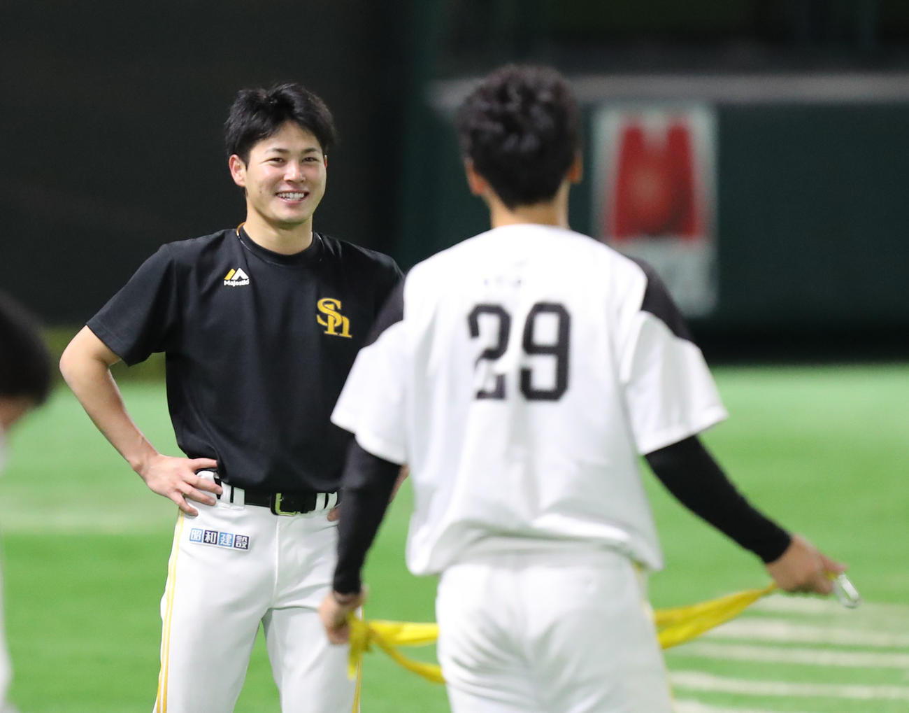石川柊太と笑顔で会話する笠谷俊介（撮影・屋方直哉）