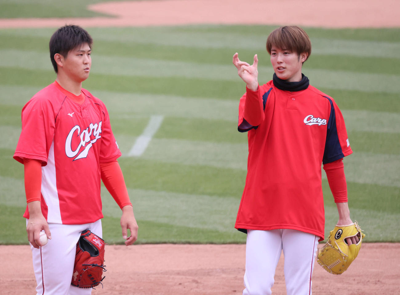 高橋昂（左）と語り合う森下（撮影・加藤孝規）