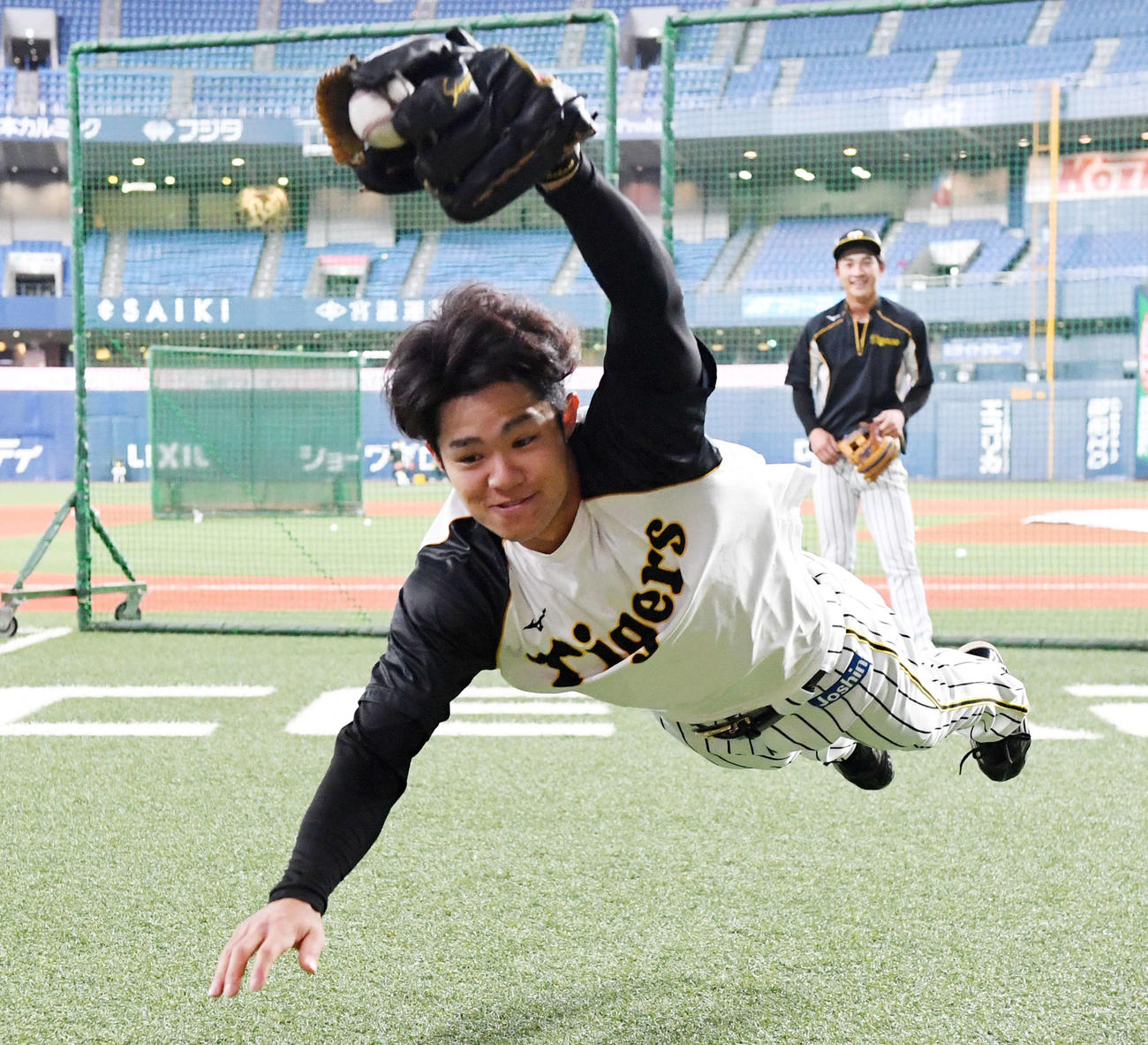 4日、ノックを受ける阪神中野
