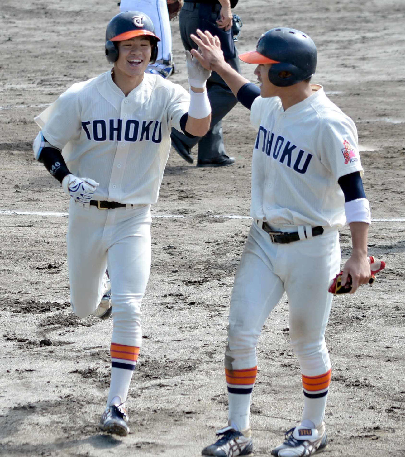 18年、東北学院大戦で先制本塁打を放ち生還した東北福祉大時代の中野拓夢（左）