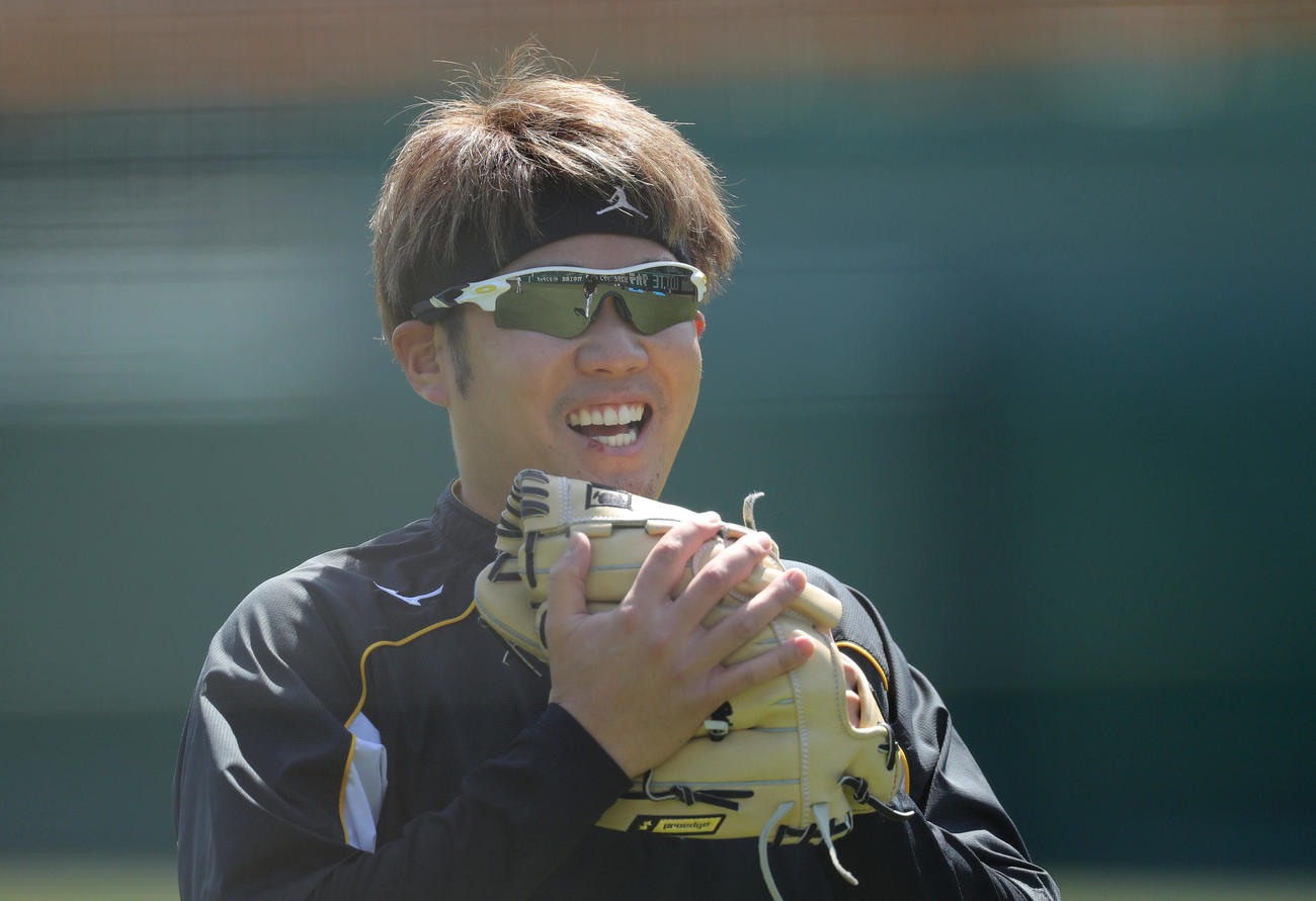 練習中、笑顔を見せる阪神西勇輝（撮影・前田充）