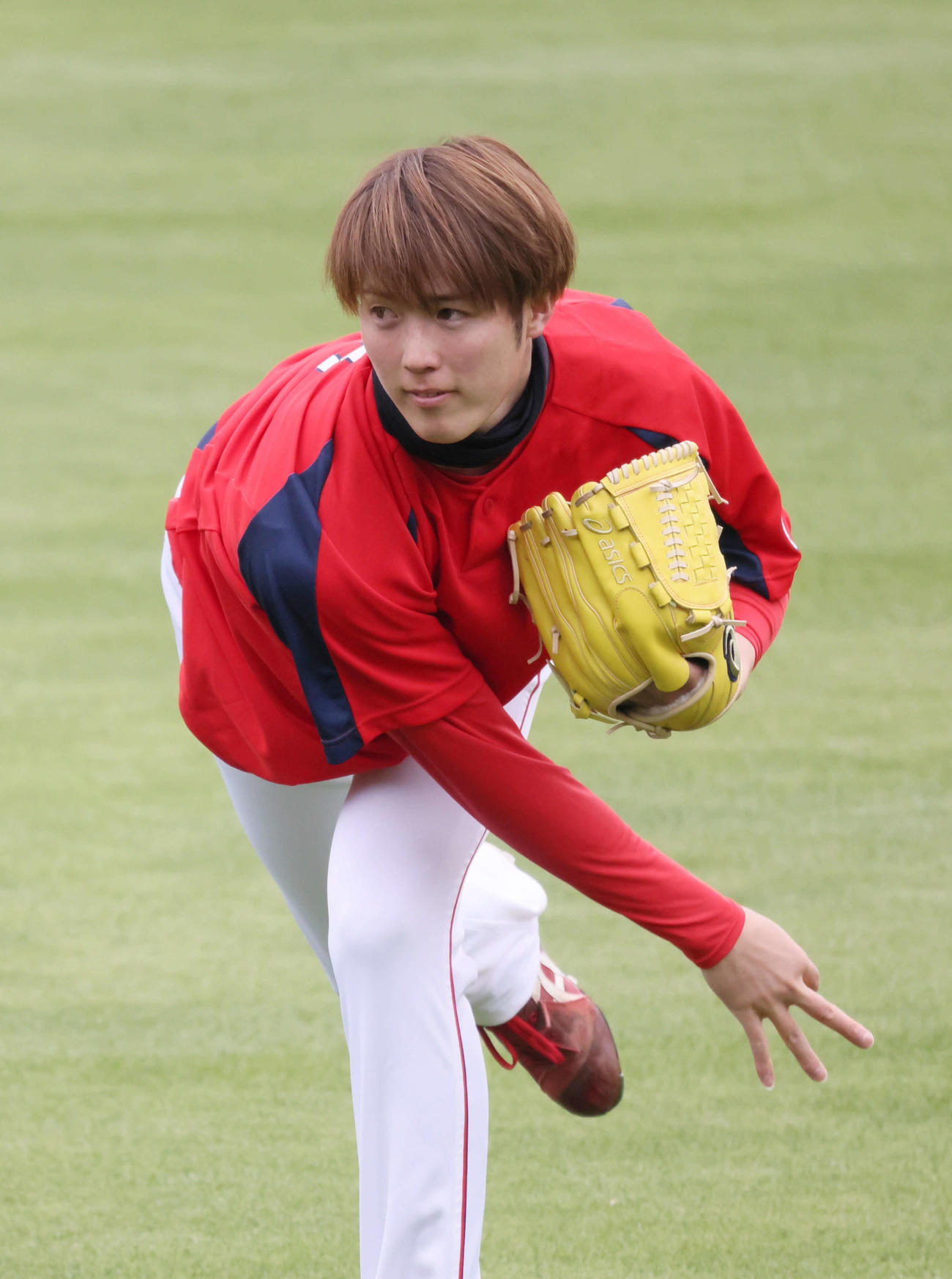 キャッチボールをする広島森下暢仁（撮影・加藤孝規）