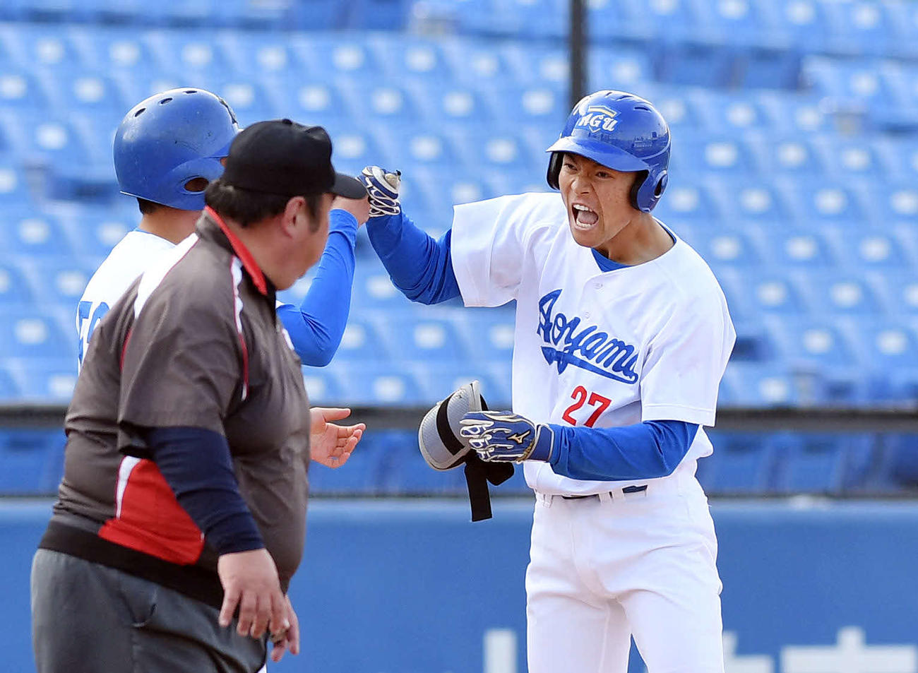 中大対青学大　2回裏青学大1死一、二塁、適時打を放った山中（右）はほえる（撮影・滝沢徹郎）