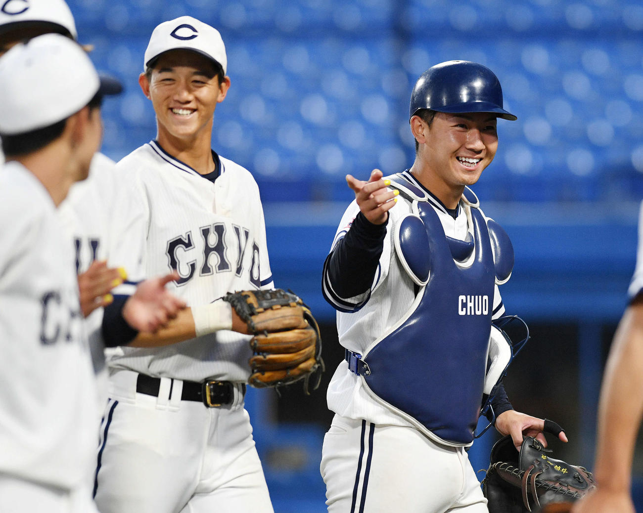 中大対青学大　試合後、ナインを指差し笑顔の中大・古賀（右）（撮影・滝沢徹郎）