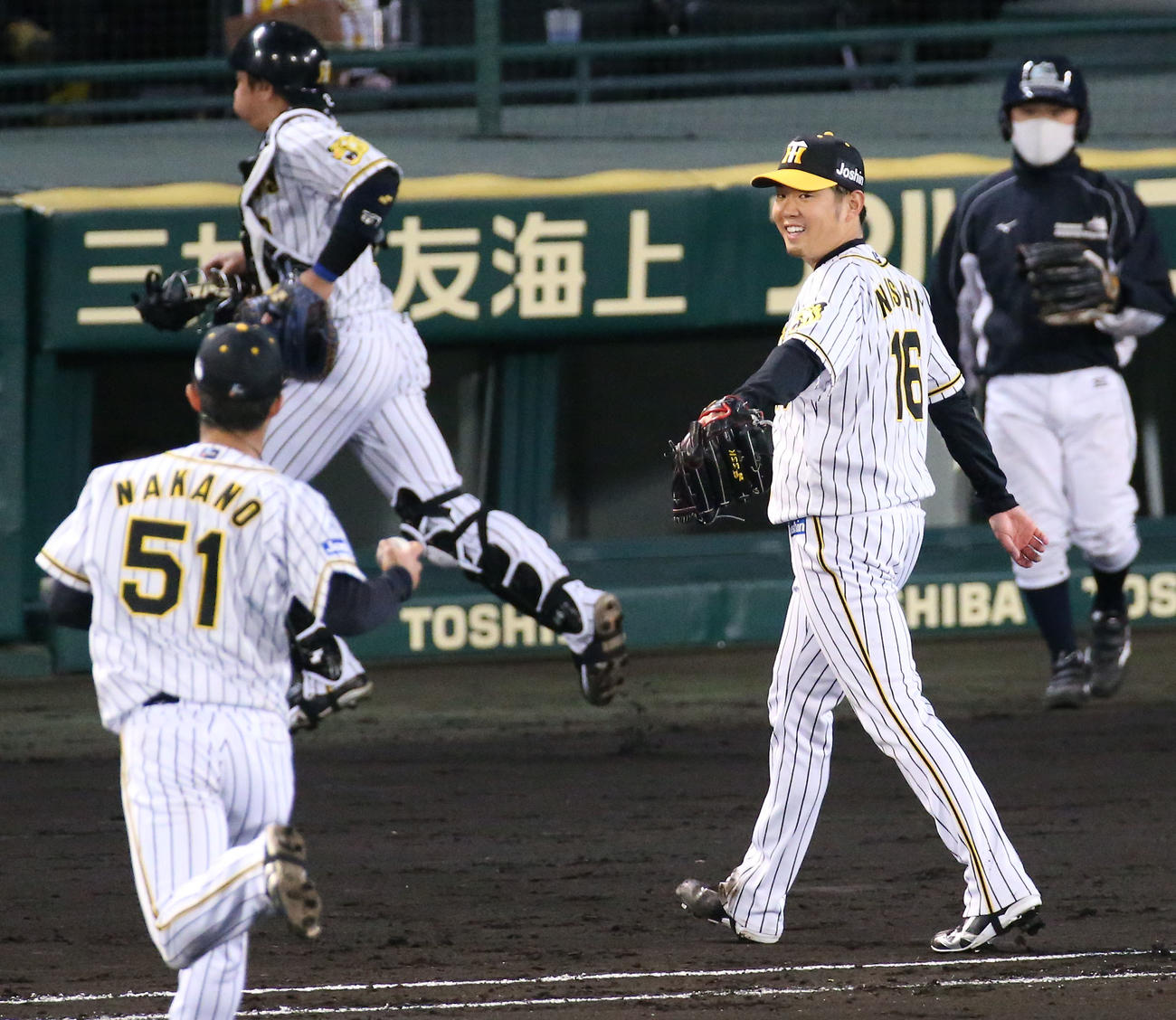 阪神対広島　西勇（右）は4回を投げ終え笑顔でベンチへ引き揚げる（撮影・上山淳一）