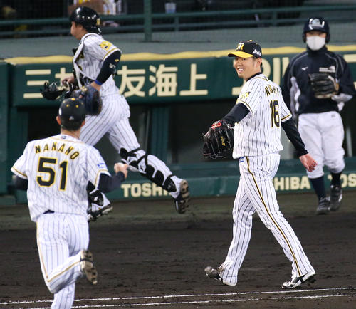 阪神対広島　西勇（右）は4回を投げ終え笑顔でベンチへ引き揚げる（撮影・上山淳一）