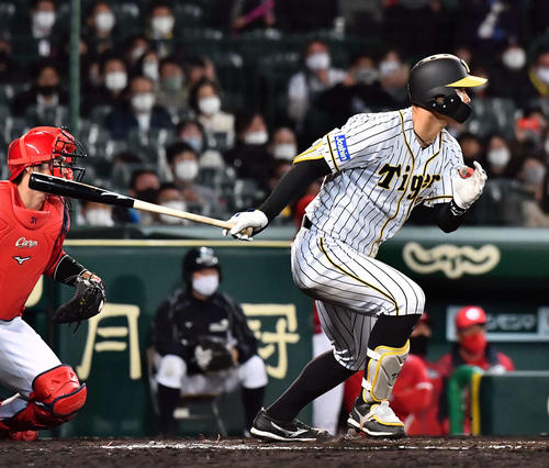 阪神対広島　7回裏阪神2死一、二塁、中前に適時打を放つ佐藤輝（撮影・上田博志）