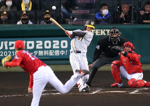 阪神対広島　2回裏阪神2死一、二塁、中野は先制右前適時打を放つ（撮影・上山淳一）