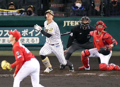 阪神対広島　4回裏阪神無死一塁、佐藤輝は甲子園1号となる右越え2点本塁打を放つ（撮影・上山淳一）