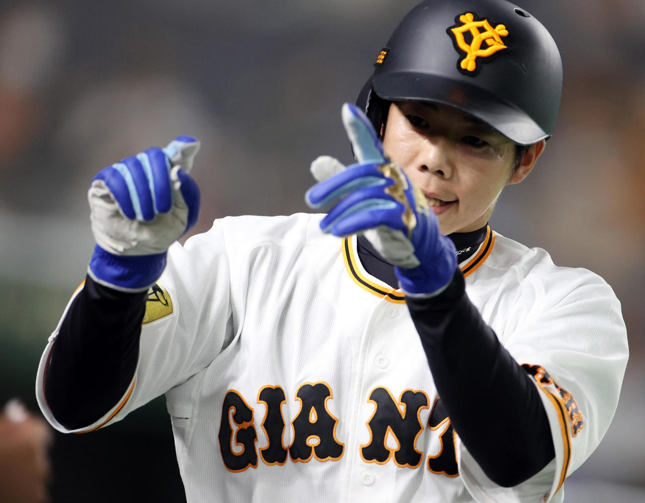 巨人対中日　1回裏巨人無死一、三塁、梶谷の先制適時打で生還する松原（撮影・狩俣裕三）