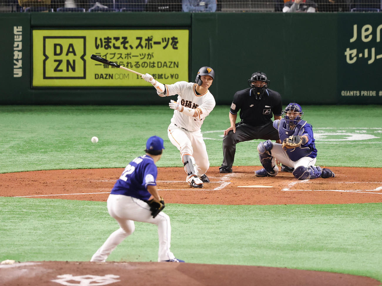 巨人対中日　1回裏巨人1死一、二塁、二ゴロ併殺に倒れる大城。投手大野（撮影・垰建太）