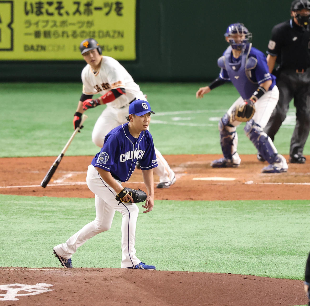 巨人対中日　3回裏巨人2死一塁、岡本和を三ゴロに仕留める大野雄（撮影・垰建太）