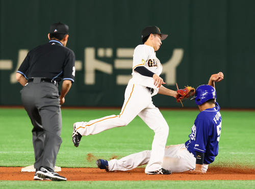巨人対中日　4回表中日1死一塁、福田（右）は二塁盗塁に失敗する。二塁手増田大（撮影・足立雅史）