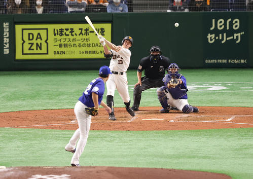 巨人対中日　3回裏巨人2死、中前打を放つ梶谷。投手大野雄（撮影・垰建太）