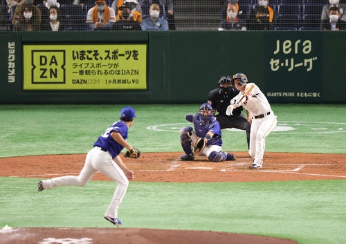 巨人対中日　3回裏巨人1死、空振り三振に倒れる坂本勇。投手大野雄（撮影・垰建太）