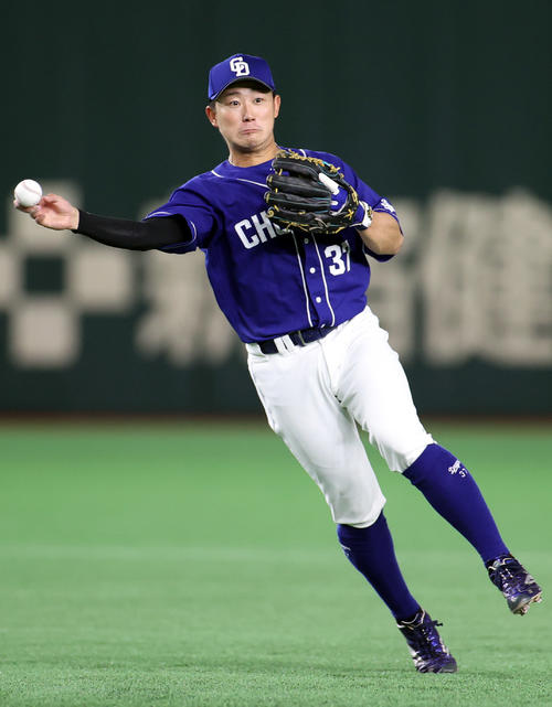 巨人対中日　3回裏巨人無死、松原の遊ゴロで好守を見せる三ツ俣（撮影・狩俣裕三）