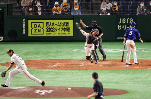 巨人対中日　4回表中日1死一塁、二盗を狙った福田を刺す大城（撮影・垰建太）