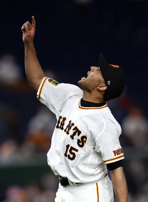 巨人対中日　5回表中日1死、木下拓を遊飛に打ち取り、ほえるサンチェス（撮影・狩俣裕三）