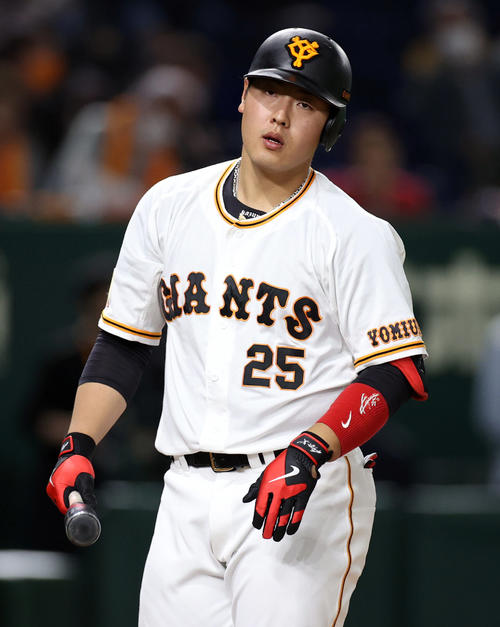 巨人対中日　6回裏巨人2死、空振り三振に倒れる岡本和（撮影・狩俣裕三）