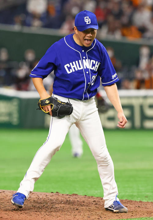 巨人対中日　6回裏巨人1死、梶谷を中飛に仕留め雄たけびを上げる大野雄（撮影・足立雅史）