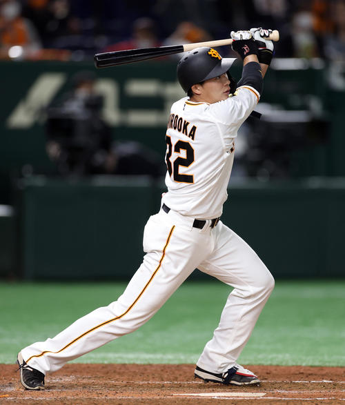 巨人対中日　7回裏巨人2死、ソロ本塁打を放つ広岡（撮影・狩俣裕三）