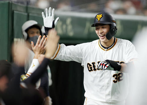 巨人対中日　7回裏巨人2死、ソロ本塁打を放ち、ベンチに迎えられる広岡（撮影・狩俣裕三）