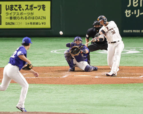巨人対中日　7回裏巨人2死、右越えソロ本塁打を放つ広岡。投手大野雄（撮影・垰建太）