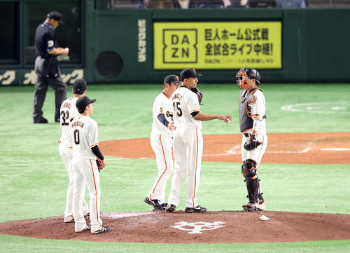 巨人対中日　8回表中日1死、降板するを告げられるサンチェス（中央）（撮影・垰建太）