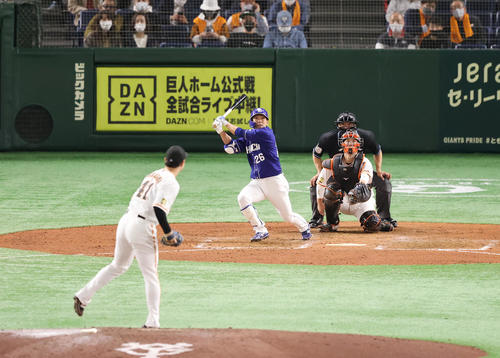 巨人対中日　8回表中日1死、中前打を放つ代打井領。投手中川（撮影・垰建太）