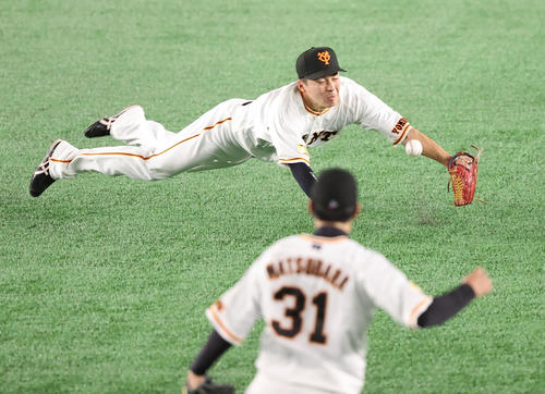 巨人対中日　8回表中日1死、井領の打球にグラブを伸ばすも惜しくも捕球できない増田大（撮影・垰建太）