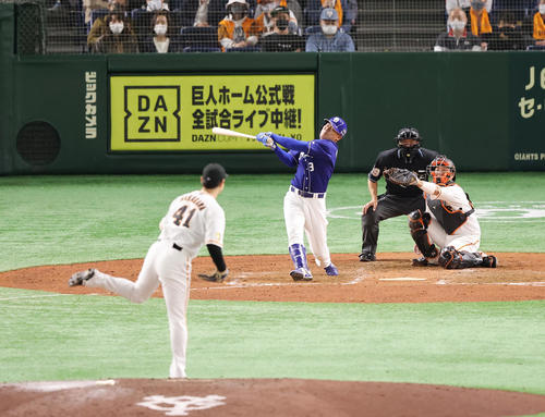 巨人対中日　8回表中日2死一塁、空振り三振に倒れる福留。投手中川（撮影・垰建太）