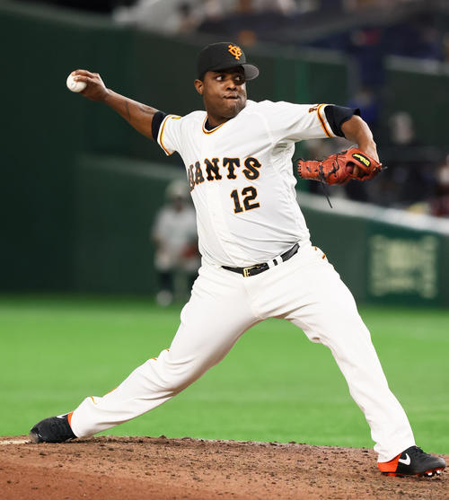 巨人対中日　巨人3番手のデラロサ（撮影・足立雅史）