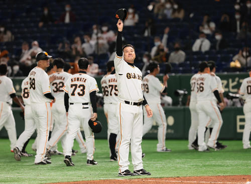 巨人対中日　勝利しファンに手を振る巨人原監督（撮影・足立雅史）