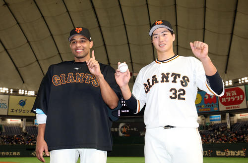 巨人対中日　ヒーローインタビュー後、記念撮影する1勝目をあげたサンチェス（左）と移籍後初本塁打のホームランボールを持つ広岡（撮影・狩俣裕三）