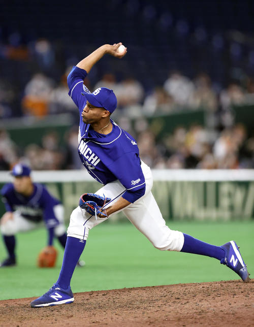 巨人対中日　8回裏から登板するR・マルティネス（撮影・狩俣裕三）