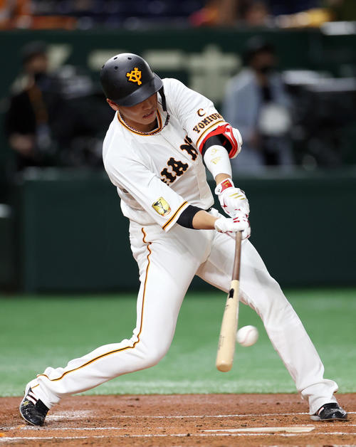 巨人対中日　1回裏巨人無死一塁、右前打を放つ坂本（撮影・狩俣裕三）